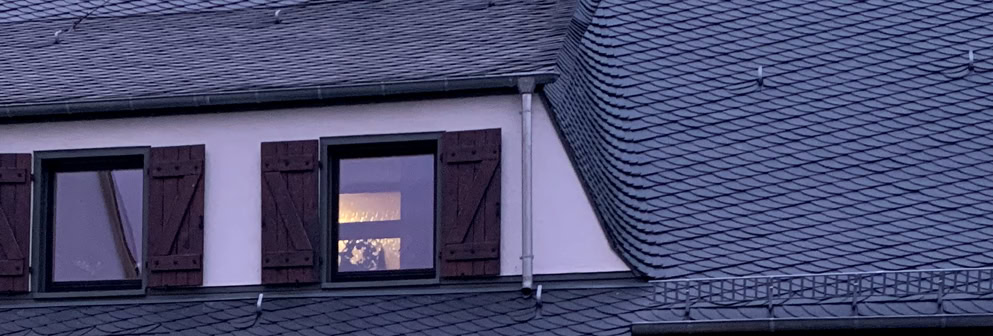 Schieferdach mit Schuppendeckung, Dachentwässerung aus Zink, Gaube Klappladen