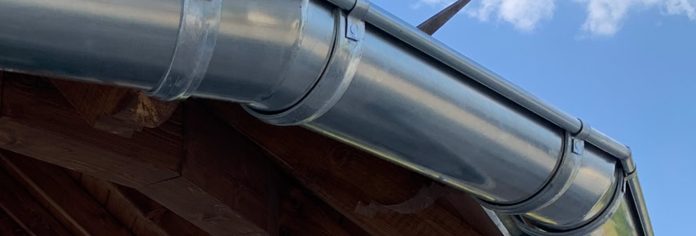 Viertelkegel mit Dachrinne aus Zink, Schiefereindeckung