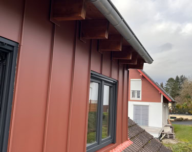 Bau einer Dachgaube mit der Verkleidung mit Stehfalzprofilen