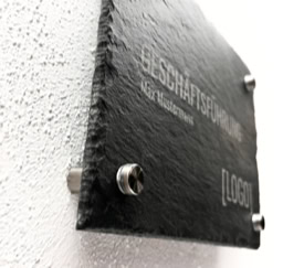 Schieferschild für die Wand, mit individueller Gravur und Wandabstandshalter