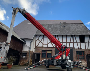 Hubarbeitsbühne während den Reparaturarbeiten auf einem Dach