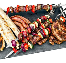 Servierplatte aus Schiefer mit Tragegriffen und einer vollen Grillplatte